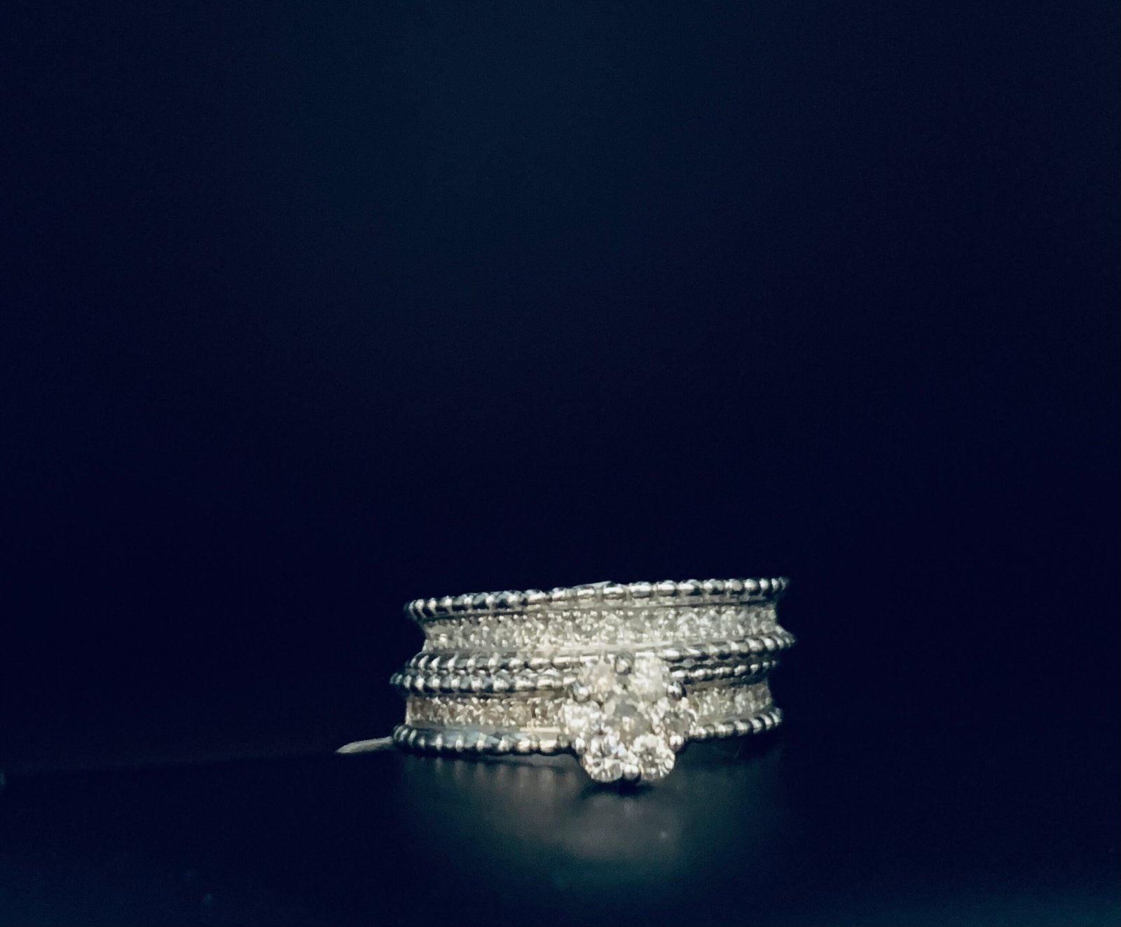 1676122388-IMG_E3144 Twins diamond ring on 0.549 white gold - الصورة 1