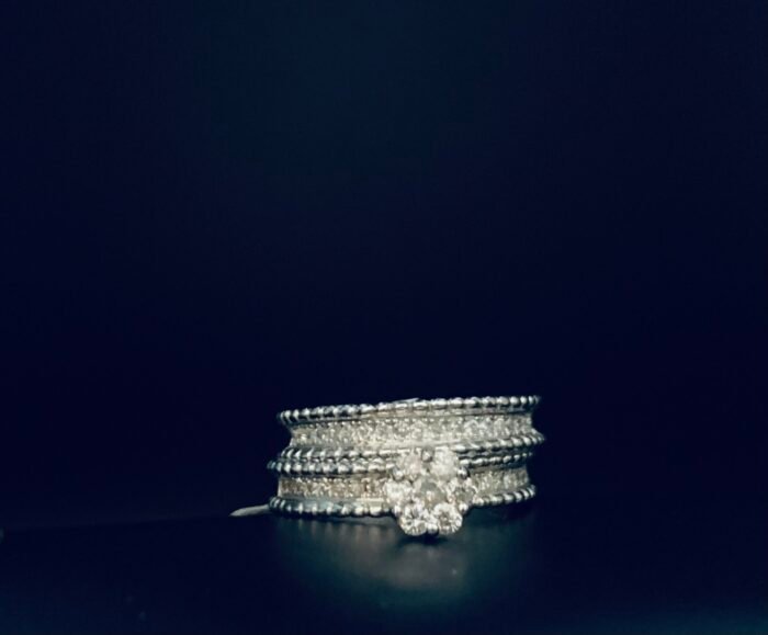 ⁦Twins Diamond Ring with 0.742 White Gold⁩ - الصورة ⁦1⁩