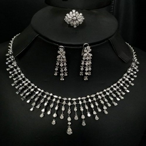 8621dec6-040f-46ba-8c0f-0f440944f62b Diamond Solitaire Full Set on 18 K White Gold - الصورة 1