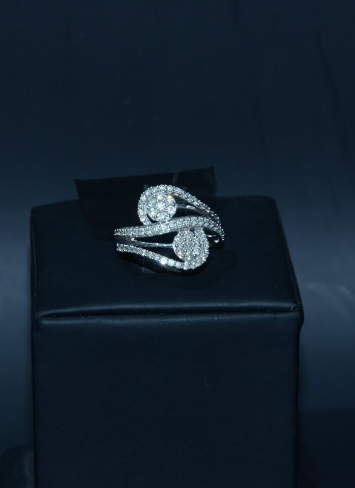 ⁦Diamond  Ring on 18 K White Gold⁩ - الصورة ⁦1⁩