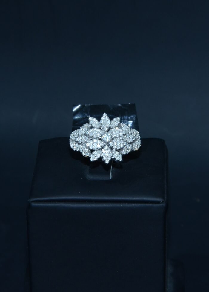 ⁦Diamond  Ring on 18 K White Gold⁩ - الصورة ⁦1⁩